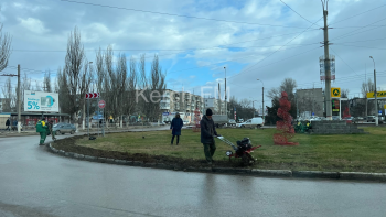 Зеленхоз Керчи продолжает облагораживать скверы и клумбы