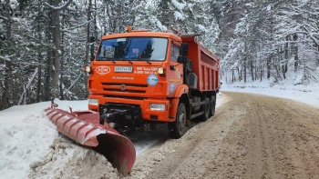 В Крыму работает 53 единицы техники для расчистки и посыпки дорог