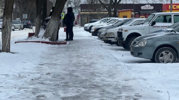 Где песок? В Керчи никому нет дела до безопасности пешеходов