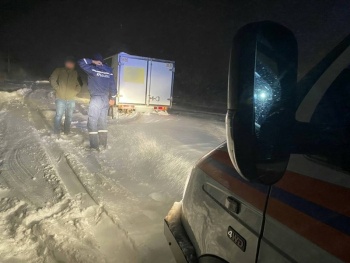 За сутки спасатели снова трижды помогали вытащить автомобили из заносов в Крыму