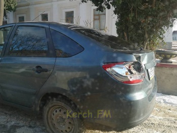 Новости » Общество: Ничего не учит: водители продолжают оставлять авто на Театральной в Керчи