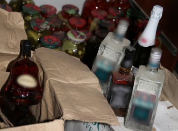 Новости » Криминал и ЧП: Крымчанин устроил подпольный цех по изготовлению элитного алкоголя в гаражах (видео)