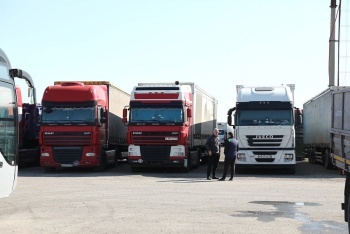 Новости » Общество: Очередь из грузовиков со стороны Кубани на переправу сократилась вдвое
