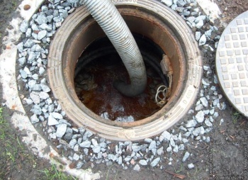 Новости » Общество: Кому бесплатно откачают сливную яму в Керчи рассказали в водоканале