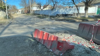 Новости » Общество: На Гагарина водоканал разрыл дорогу