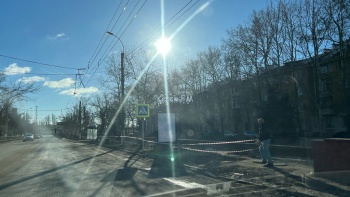 Пешеходам приходится ходить по проезжей части на Еременко