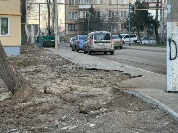 Новости » Общество: Водоканал продолжат бороться с асфальтом на пешеходных дорожках в Керчи, - жители
