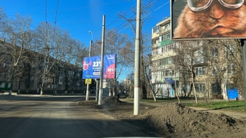 На Горького снимают грунт с обочин дороги