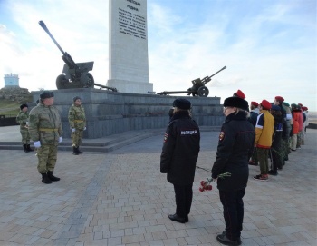 Новости » Общество: В Керчи отметили 80-летие Победы в Сталинградской битве