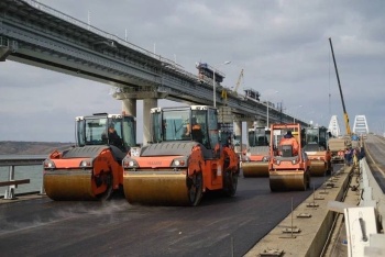 Новости » Общество: Первый слой асфальта уложили  на восстановленной части Крымского моста