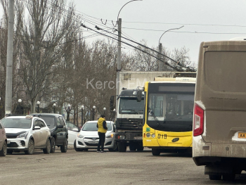 На Еременко в Керчи столкнулись грузовик и легковушка