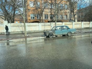 Новости » Общество: У остановки на «Военкомате» у ВАЗа вывернуло колесо