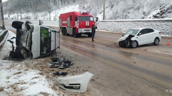 Новости » Криминал и ЧП: В ДТП на Крымской трассе перевернулся автомобиль