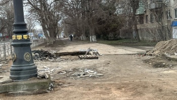 Новости » Общество: На Горького глубокую яму на тротуаре ничем не оградили
