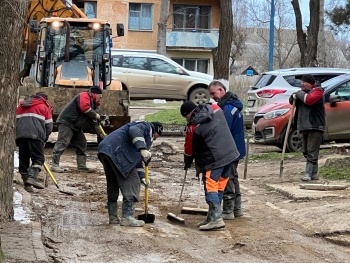 Новости » Общество: В Керчи вычищают грязь со двора по Орджоникидзе