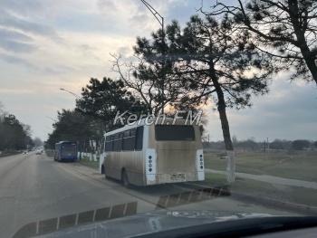 Новости » Общество: В Керчи устроили новую стоянку для автобусов вдоль дороги
