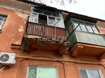 Новости » Общество: На Колхозной в Керчи балконы скоро упадут на голову