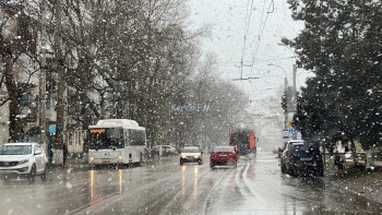 Новости » Общество: В Керчи на пять минут обрушился снегопад (видео)