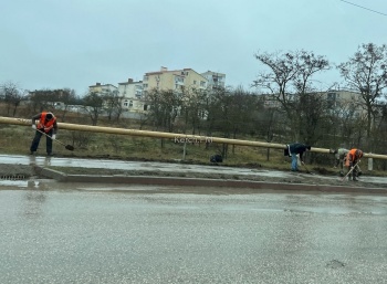 Новости » Общество: В Керчи продолжают наводить порядок вдоль дороги на КУОРе