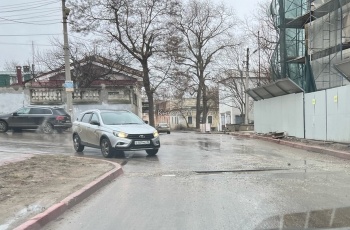 Новости » Общество: На Театральной из траншеи вымыло щебень, скоро проехать будет невозможно