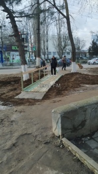 Новости » Общество: Почти Крымский: керчанам соорудили деревянный мостик через грязь на «Институте»
