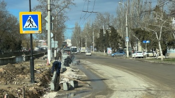 Новости » Общество: Работы идут: на Еременко начали укладывать новые бордюры
