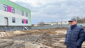 Новости » Общество: Рабочих недостаточно: Гоцанюк проверил строительство детсадов и школы в Керчи