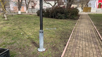 Новости » Общество: Керчане боятся, что фонарь в сквере Пирогова может упасть