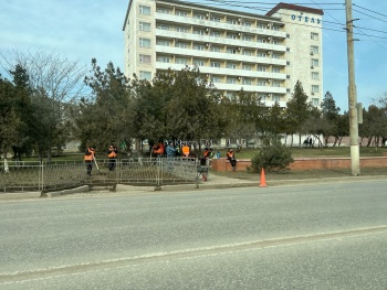 Новости » Общество: Скоро весна: керчан удивило число дворников на дорогах Керчи