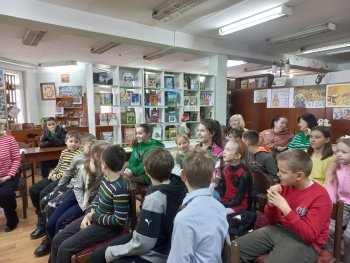 Новости » Общество: В керченской библиотеке школьники провожали масленицу