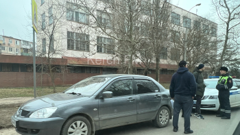 Новости » Криминал и ЧП: Вчера на Горького столкнулись «Mitsubishi» и фура