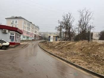 Новости » Общество: У школы и жилых домов несколько дней течет канализация в Керчи