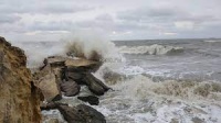 В Керченском проливе волны достигают двух метров