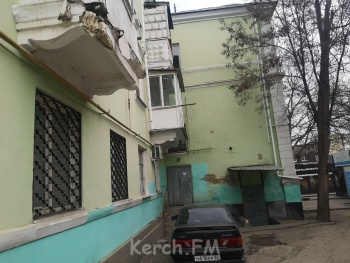 Новости » Общество: В Керчи падают камни с неба