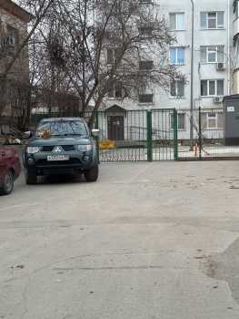 Очередной автохам перекрыл выезд со двора по Кирова, 11А