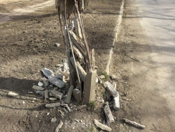 Новости » Общество: Внимание, керчане: неизвестный разбил опору электроосвещения на Вокзальном шоссе