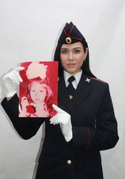 Новости » Общество: Сотрудница полиции из Керчи присоединилась к фотопроекту #РодомИзДетства