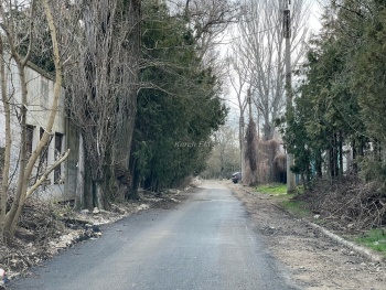 Новости » Общество: Керченская фишка: новый асфальт на дорогах укладывают не на всю ширину