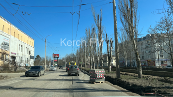 Новости » Общество: Бордюры на Еременко оставили посреди дороги