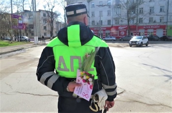 В Керчи 8 марта сотрудники ГИБДД дарили цветы женщинам за рулем