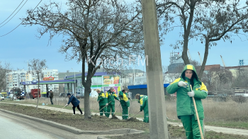 В Керчи продолжают убирать на дорогах грязь