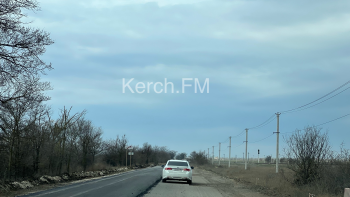  Дорогу от аэропорта Керчь до Октябрьского начали асфальтировать