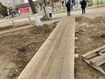 На века: для пешеходов в районе Института установили третий деревянный мостик