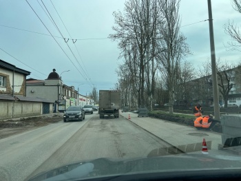 Проезд на части дороги по Еременко ограничен: ставят бордюры