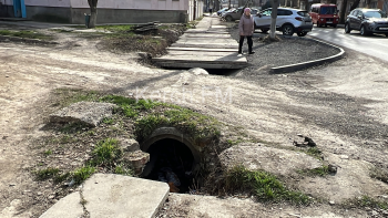 Новости » Общество: Так ли должны выглядеть тротуары в Керчи?