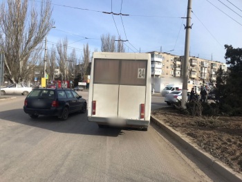 Новости » Криминал и ЧП: Подросток выпал из автобуса на ходу в Керчи