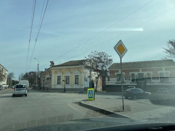 Новости » Общество: «Приунывший» дорожный знак на Айвазовского-Свердлова никто не спешит ремонтировать