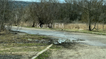 Новости » Общество: На Вокзальном шоссе уже несколько месяцев не могут устранить порыв