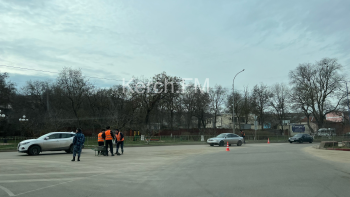 В Керчи осужденные убирали дорогу на Шлагбаумской площади