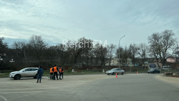 Новости » Общество: В Керчи осужденные убирали дорогу на Шлагбаумской площади